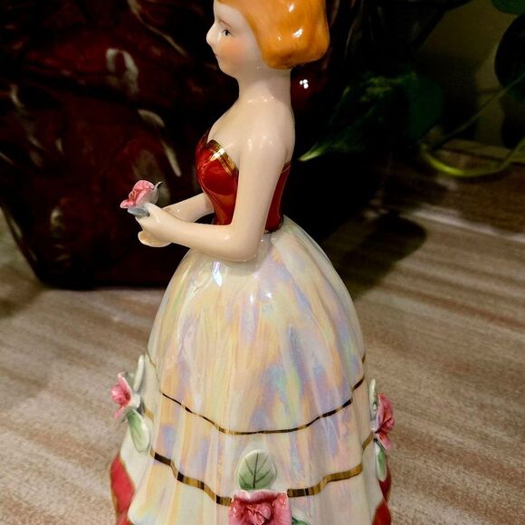 VINTAGE Elegant Figurine with Red and White Iridescent Dress 8 Inches - Picture 5 of 11